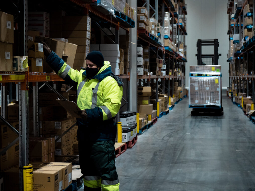 Foodservice distributors delivering food