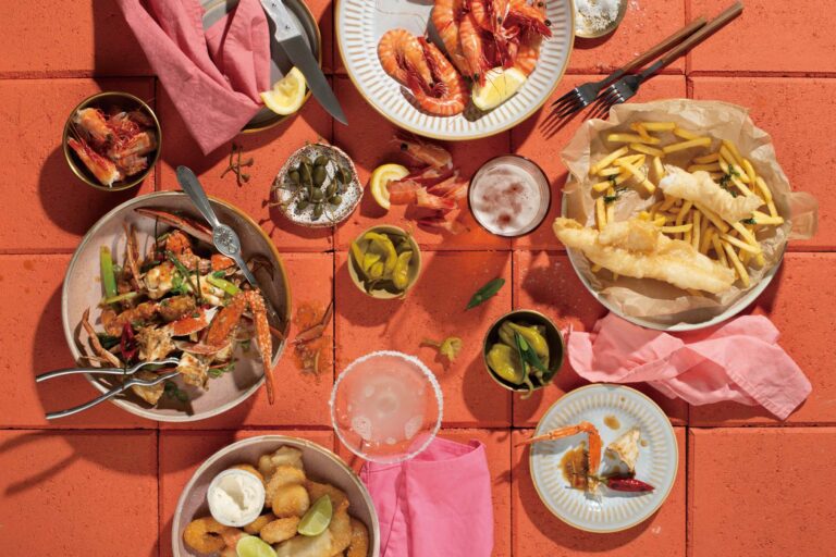 Foodservice distributors delivering food